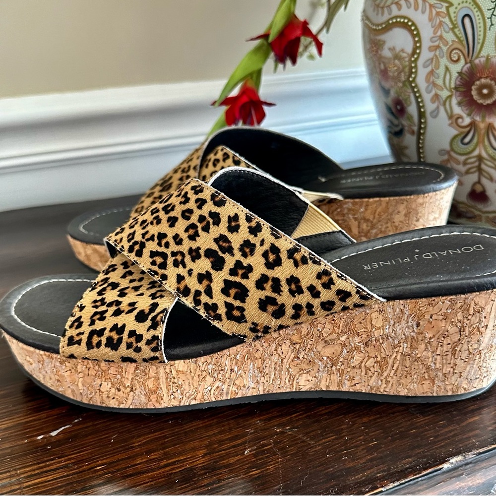 Stylish Donald Pliner Leopard print slip on slides Size 9.5